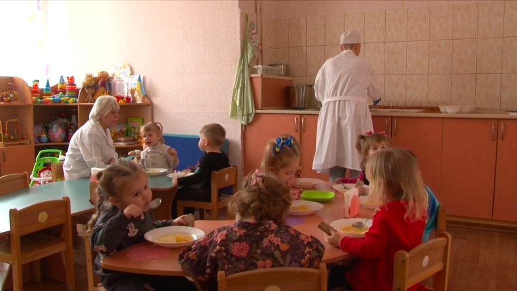 Обід в одному з дитячих садків у Черкасах. Суспільне Черкаси