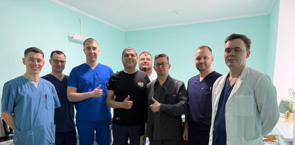На фото – команда кардіоцентру з пацієнтом після операції