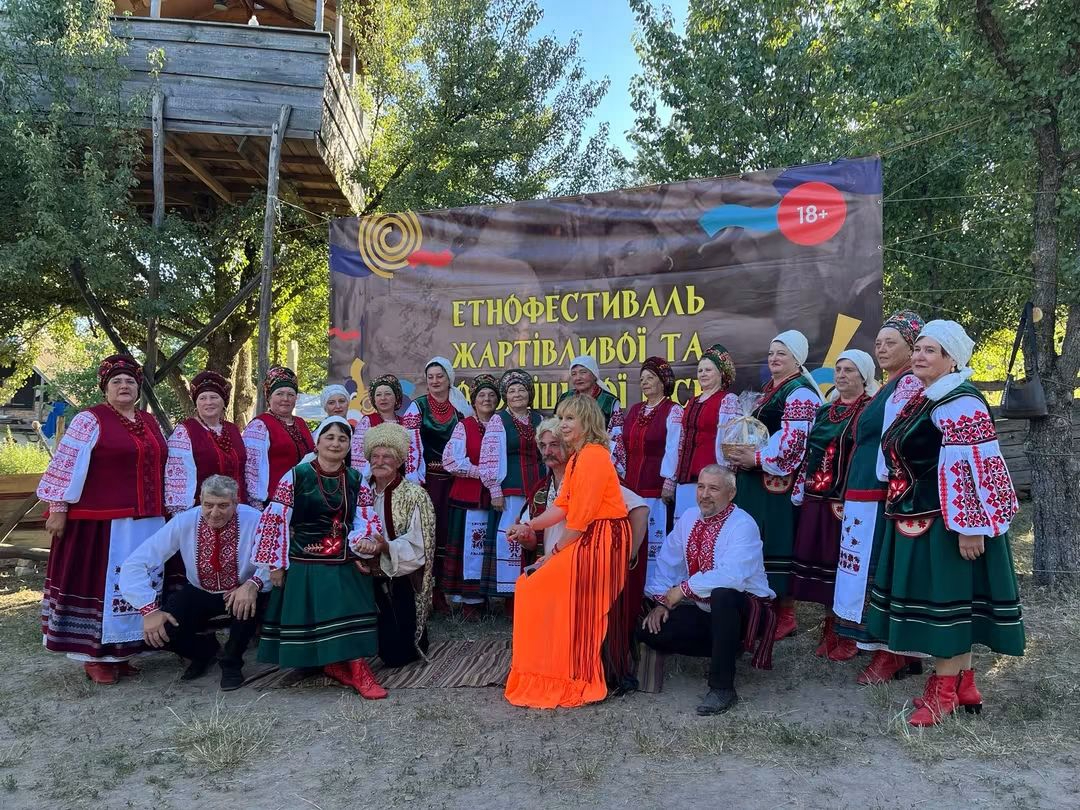 Учасники Етнофестивалю жартівливої та сороміцької пісні у селі Григорівка Бобрицької ТГ